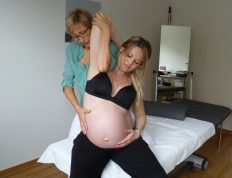 schwangere Frau in der Behandlung von osteopathie